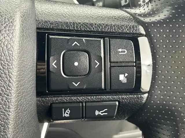 トヨタ ハイラックス Z GRスポーツ 道央・札幌 2023(令5)年 3万km スーパーホワイトⅡ ・寒冷地仕様/・パートタイム４WD/・純正ディスプレイオーディオナビ/　Bluetooth/Miracast/USB/・ステアリングスイッチ/・パノラミックビューモニター/・ETC/・トヨタセーフティセンス/　PCS/LDA/RSA/先行車発進告知/・アダプティブクルーズコントロール/・クリアランスソナー/・横滑り防止装置/・ABS/・ダウンヒルアシストコントロール/・ECO/PWRモード/・パドルシフト/・オートLSD/・リヤデフロック/・MOPハードトノカバー/・荷台LINE-X施工済/・weathertec製ゴムマット/・バイザー/・LEDヘッドライト/・LEDフォグランプ/・ウィンカーミラー/・ミラーヒーター/・純正１８インチAW/・レッドキャリパー/・GRロゴ入り専用ハーフレザーシート/・D席パワーシート/・プッシュスタート/・スマートキー/・スペアキー