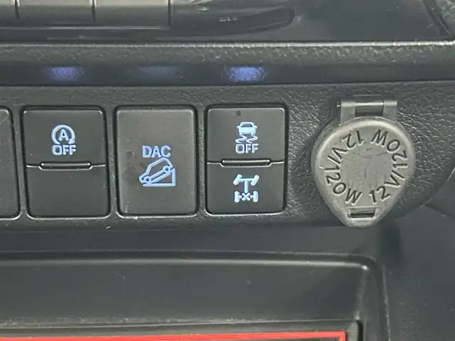 トヨタ ハイラックス Z GRスポーツ 道央・札幌 2023(令5)年 3万km スーパーホワイトⅡ ・寒冷地仕様/・パートタイム４WD/・純正ディスプレイオーディオナビ/　Bluetooth/Miracast/USB/・ステアリングスイッチ/・パノラミックビューモニター/・ETC/・トヨタセーフティセンス/　PCS/LDA/RSA/先行車発進告知/・アダプティブクルーズコントロール/・クリアランスソナー/・横滑り防止装置/・ABS/・ダウンヒルアシストコントロール/・ECO/PWRモード/・パドルシフト/・オートLSD/・リヤデフロック/・MOPハードトノカバー/・荷台LINE-X施工済/・weathertec製ゴムマット/・バイザー/・LEDヘッドライト/・LEDフォグランプ/・ウィンカーミラー/・ミラーヒーター/・純正１８インチAW/・レッドキャリパー/・GRロゴ入り専用ハーフレザーシート/・D席パワーシート/・プッシュスタート/・スマートキー/・スペアキー