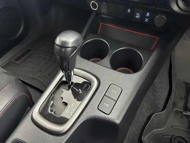 トヨタ ハイラックス Z GRスポーツ 道央・札幌 2023(令5)年 3万km スーパーホワイトⅡ ・寒冷地仕様/・パートタイム４WD/・純正ディスプレイオーディオナビ/　Bluetooth/Miracast/USB/・ステアリングスイッチ/・パノラミックビューモニター/・ETC/・トヨタセーフティセンス/　PCS/LDA/RSA/先行車発進告知/・アダプティブクルーズコントロール/・クリアランスソナー/・横滑り防止装置/・ABS/・ダウンヒルアシストコントロール/・ECO/PWRモード/・パドルシフト/・オートLSD/・リヤデフロック/・MOPハードトノカバー/・荷台LINE-X施工済/・weathertec製ゴムマット/・バイザー/・LEDヘッドライト/・LEDフォグランプ/・ウィンカーミラー/・ミラーヒーター/・純正１８インチAW/・レッドキャリパー/・GRロゴ入り専用ハーフレザーシート/・D席パワーシート/・プッシュスタート/・スマートキー/・スペアキー