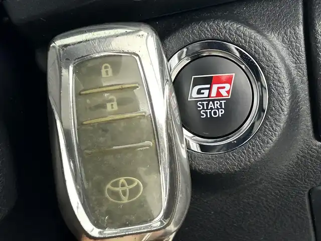 トヨタ ハイラックス Z GRスポーツ 道央・札幌 2023(令5)年 3万km スーパーホワイトⅡ ・寒冷地仕様/・パートタイム４WD/・純正ディスプレイオーディオナビ/　Bluetooth/Miracast/USB/・ステアリングスイッチ/・パノラミックビューモニター/・ETC/・トヨタセーフティセンス/　PCS/LDA/RSA/先行車発進告知/・アダプティブクルーズコントロール/・クリアランスソナー/・横滑り防止装置/・ABS/・ダウンヒルアシストコントロール/・ECO/PWRモード/・パドルシフト/・オートLSD/・リヤデフロック/・MOPハードトノカバー/・荷台LINE-X施工済/・weathertec製ゴムマット/・バイザー/・LEDヘッドライト/・LEDフォグランプ/・ウィンカーミラー/・ミラーヒーター/・純正１８インチAW/・レッドキャリパー/・GRロゴ入り専用ハーフレザーシート/・D席パワーシート/・プッシュスタート/・スマートキー/・スペアキー