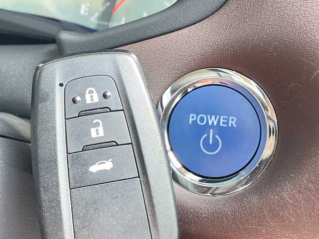 トヨタ クラウン ハイブリッド S Cパッケージ 愛知県 2018(平30)年 2.1万km ホワイトパールクリスタルシャイン トヨタセーフティセンス/純正8型ナビ/レーダークルーズコントロール/シートヒーター/バックカメラ/パワーシート/ヘッドアップディスプレイ/コーナーセンサー/純正アルミホイール/ブラインドスポットモニター/LEDヘッドライト/パドルシフト/オートマチックハイビーム/ドライブレコーダー/ETC/衝突軽減システム/フルセグ/CD/Bluetooth/ステアリングスイッチ/スマートキー/プッシュスタート