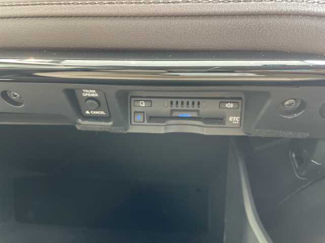 トヨタ クラウン ハイブリッド S Cパッケージ 愛知県 2018(平30)年 2.1万km ホワイトパールクリスタルシャイン トヨタセーフティセンス/純正8型ナビ/レーダークルーズコントロール/シートヒーター/バックカメラ/パワーシート/ヘッドアップディスプレイ/コーナーセンサー/純正アルミホイール/ブラインドスポットモニター/LEDヘッドライト/パドルシフト/オートマチックハイビーム/ドライブレコーダー/ETC/衝突軽減システム/フルセグ/CD/Bluetooth/ステアリングスイッチ/スマートキー/プッシュスタート