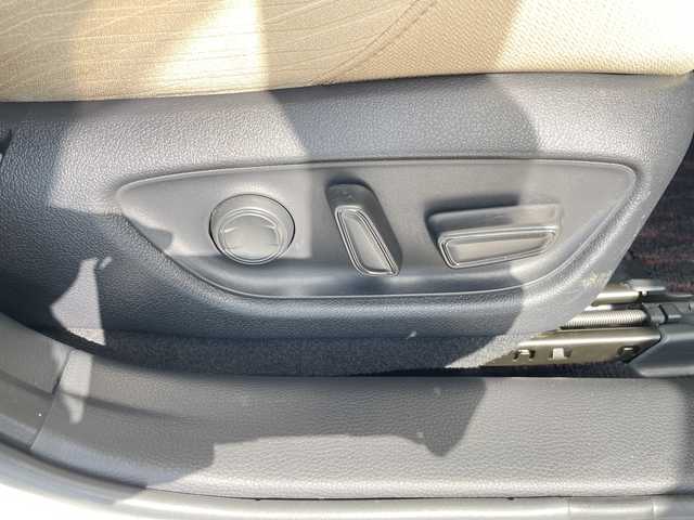 トヨタ クラウン ハイブリッド S Cパッケージ 愛知県 2018(平30)年 2.1万km ホワイトパールクリスタルシャイン トヨタセーフティセンス/純正8型ナビ/レーダークルーズコントロール/シートヒーター/バックカメラ/パワーシート/ヘッドアップディスプレイ/コーナーセンサー/純正アルミホイール/ブラインドスポットモニター/LEDヘッドライト/パドルシフト/オートマチックハイビーム/ドライブレコーダー/ETC/衝突軽減システム/フルセグ/CD/Bluetooth/ステアリングスイッチ/スマートキー/プッシュスタート