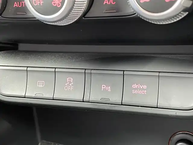 アウディ Ｓ１ スポーツバック 静岡県 2016(平28)年 5.3万km ミトスブラックメタリック BOSEサウンド/インテリアライト/スポーツシート/アルミ調ドアミラーハウジング/プライバシーガラス/MMIナビ/(Bluetooth/DVD/CD/FM/ワンセグ)/ESC/ドライバーインフォメーションシステム/ドライブセレクト/アルミホイール5アームフェセットデザインコントラストグレー/オートマチックエアコンディショナー/HID/純正フロアマット/ETC/ドライブレコーダー/保証書/取扱説明書