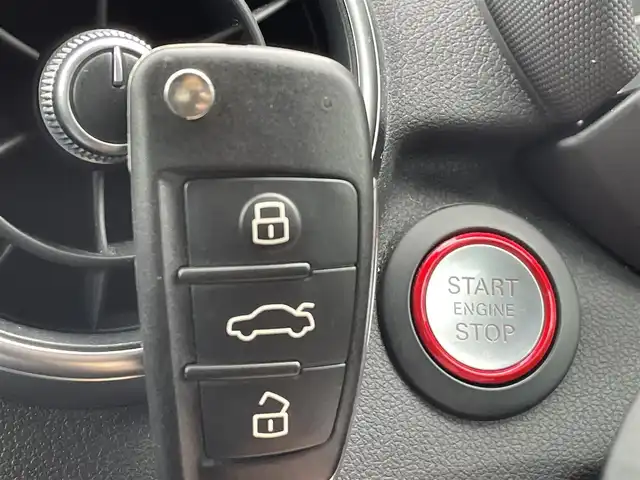 アウディ Ｓ１ スポーツバック 静岡県 2016(平28)年 5.3万km ミトスブラックメタリック BOSEサウンド/インテリアライト/スポーツシート/アルミ調ドアミラーハウジング/プライバシーガラス/MMIナビ/(Bluetooth/DVD/CD/FM/ワンセグ)/ESC/ドライバーインフォメーションシステム/ドライブセレクト/アルミホイール5アームフェセットデザインコントラストグレー/オートマチックエアコンディショナー/HID/純正フロアマット/ETC/ドライブレコーダー/保証書/取扱説明書