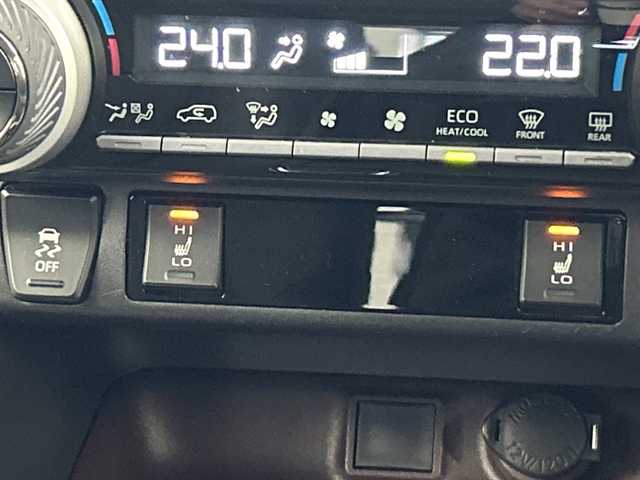 トヨタ ＲＡＶ４ G 福島県 2019(令1)年 4.6万km シルバーメタリック /禁煙車//純正9インチナビ/CD・DVD・BT・フルセグ・MSV//トヨタセーフティセンス//クリアランスソナー//ステアリングヒーター//パワーバックドア//オートハイビーム//BSM//バックカメラ//ETC//ステアリングリモコン//レーダークルーズコントロール//レザーシート//パワーシート//シートヒーター//純正AW付ノーマルタイヤ4本積載