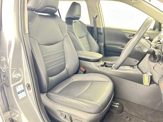 トヨタ ＲＡＶ４ G 福島県 2019(令1)年 4.6万km シルバーメタリック /禁煙車//純正9インチナビ/CD・DVD・BT・フルセグ・MSV//トヨタセーフティセンス//クリアランスソナー//ステアリングヒーター//パワーバックドア//オートハイビーム//BSM//バックカメラ//ETC//ステアリングリモコン//レーダークルーズコントロール//レザーシート//パワーシート//シートヒーター//純正AW付ノーマルタイヤ4本積載