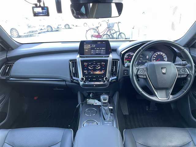 トヨタ クラウン ハイブリッド RS アドバンス 大分県 2018(平30)年 5.3万km ホワイトパールクリスタルシャイン Toyota Safety Sense/・プリクラッシュセーフティ/・レーントレーシングアシスト/・レーダークルーズコントロール/・オートマチックハイビーム/・ロードサインアシスト/・パーキンサポートブレーキ/・ブラインドスポットモニター/・リヤクロストラフィックアラート/ヘッドアップディスプレイ/純正ナビゲーション/・CD/DVD/Bluetooth/USB/フルセグTV/ステアリングスイッチ/バックカメラ/純正ドライブレコーダー（前方）/ETC2.0/電子パーキング/オートホールド機能/黒レザーシート/・運転席2メモリーシート/前席パワーシート/・前席ベンチレーション/シートヒーター/ステアリングヒーター/パドルシフト/横滑り防止装置/電動格納ミラー/オートライト/LEDヘッドライト/LEDフォグ/クリアランスソナー/純正18インチアルミホイール積込（要交換）