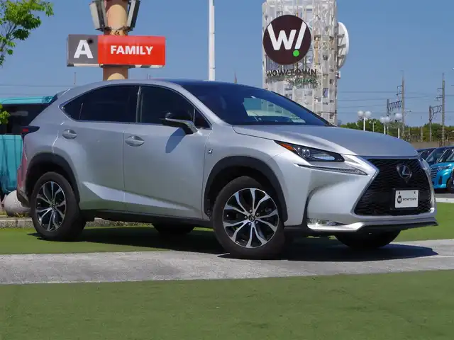 レクサス ＮＸ 200t Fスポーツ 千葉県 2014(平26)年 5.6万km プラチナムシルバーメタリック Lexus Safety System+/・プリクラッシュセーフティ/・レーンディパーチャーアラート/・オートハイビーム/・レーダークルーズコントロール/ガラスルーフ/パワーバックドア/レザーシート/前席パワーシート/エアシート/シートヒーター/純正SDナビ/地デジTV/【BD/DVD/CD再生機能　Bluetooth接続】/パノラミックビューモニター/ステアリングヒーター/ETC（2.0）/LEDヘッドライト/フォグライト/ウインカーミラー/クリアランスソナー/純正18インチアルミホイル/サイド/カーテンエアバッグ/スマートキー