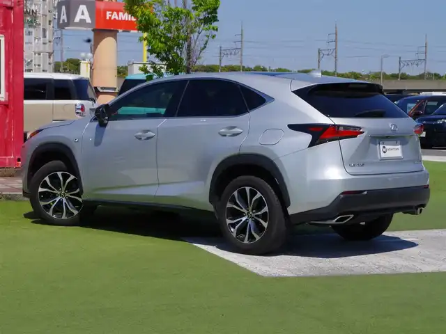 レクサス ＮＸ 200t Fスポーツ 千葉県 2014(平26)年 5.6万km プラチナムシルバーメタリック Lexus Safety System+/・プリクラッシュセーフティ/・レーンディパーチャーアラート/・オートハイビーム/・レーダークルーズコントロール/ガラスルーフ/パワーバックドア/レザーシート/前席パワーシート/エアシート/シートヒーター/純正SDナビ/地デジTV/【BD/DVD/CD再生機能　Bluetooth接続】/パノラミックビューモニター/ステアリングヒーター/ETC（2.0）/LEDヘッドライト/フォグライト/ウインカーミラー/クリアランスソナー/純正18インチアルミホイル/サイド/カーテンエアバッグ/スマートキー