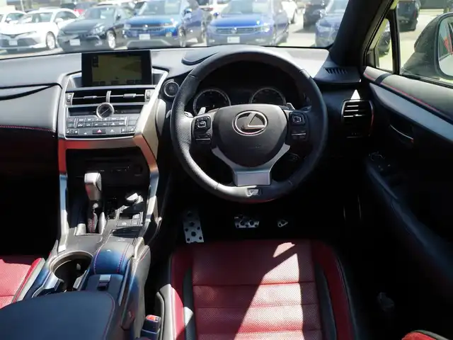 レクサス ＮＸ 200t Fスポーツ 千葉県 2014(平26)年 5.6万km プラチナムシルバーメタリック Lexus Safety System+/・プリクラッシュセーフティ/・レーンディパーチャーアラート/・オートハイビーム/・レーダークルーズコントロール/ガラスルーフ/パワーバックドア/レザーシート/前席パワーシート/エアシート/シートヒーター/純正SDナビ/地デジTV/【BD/DVD/CD再生機能　Bluetooth接続】/パノラミックビューモニター/ステアリングヒーター/ETC（2.0）/LEDヘッドライト/フォグライト/ウインカーミラー/クリアランスソナー/純正18インチアルミホイル/サイド/カーテンエアバッグ/スマートキー