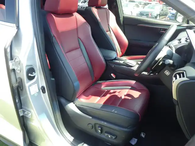 レクサス ＮＸ 200t Fスポーツ 千葉県 2014(平26)年 5.6万km プラチナムシルバーメタリック Lexus Safety System+/・プリクラッシュセーフティ/・レーンディパーチャーアラート/・オートハイビーム/・レーダークルーズコントロール/ガラスルーフ/パワーバックドア/レザーシート/前席パワーシート/エアシート/シートヒーター/純正SDナビ/地デジTV/【BD/DVD/CD再生機能　Bluetooth接続】/パノラミックビューモニター/ステアリングヒーター/ETC（2.0）/LEDヘッドライト/フォグライト/ウインカーミラー/クリアランスソナー/純正18インチアルミホイル/サイド/カーテンエアバッグ/スマートキー