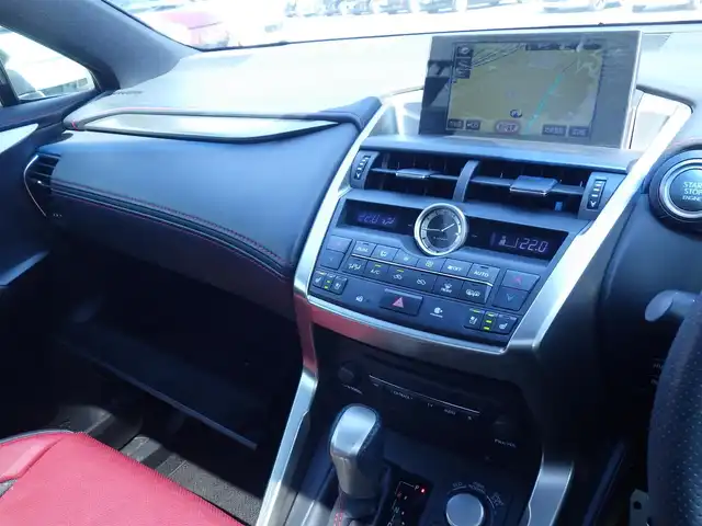 レクサス ＮＸ 200t Fスポーツ 千葉県 2014(平26)年 5.6万km プラチナムシルバーメタリック Lexus Safety System+/・プリクラッシュセーフティ/・レーンディパーチャーアラート/・オートハイビーム/・レーダークルーズコントロール/ガラスルーフ/パワーバックドア/レザーシート/前席パワーシート/エアシート/シートヒーター/純正SDナビ/地デジTV/【BD/DVD/CD再生機能　Bluetooth接続】/パノラミックビューモニター/ステアリングヒーター/ETC（2.0）/LEDヘッドライト/フォグライト/ウインカーミラー/クリアランスソナー/純正18インチアルミホイル/サイド/カーテンエアバッグ/スマートキー