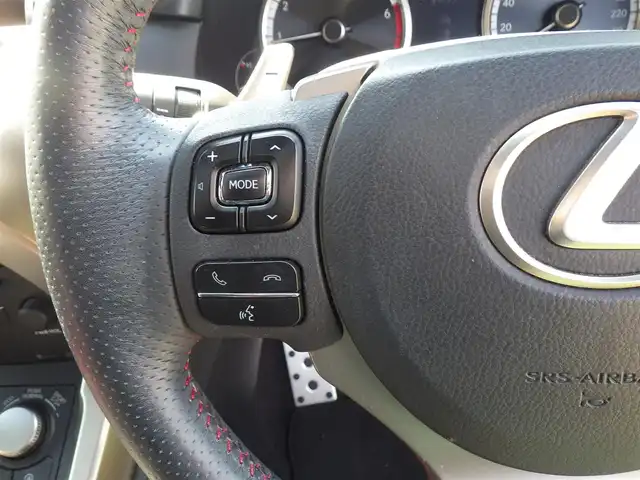 レクサス ＮＸ 200t Fスポーツ 千葉県 2014(平26)年 5.6万km プラチナムシルバーメタリック Lexus Safety System+/・プリクラッシュセーフティ/・レーンディパーチャーアラート/・オートハイビーム/・レーダークルーズコントロール/ガラスルーフ/パワーバックドア/レザーシート/前席パワーシート/エアシート/シートヒーター/純正SDナビ/地デジTV/【BD/DVD/CD再生機能　Bluetooth接続】/パノラミックビューモニター/ステアリングヒーター/ETC（2.0）/LEDヘッドライト/フォグライト/ウインカーミラー/クリアランスソナー/純正18インチアルミホイル/サイド/カーテンエアバッグ/スマートキー