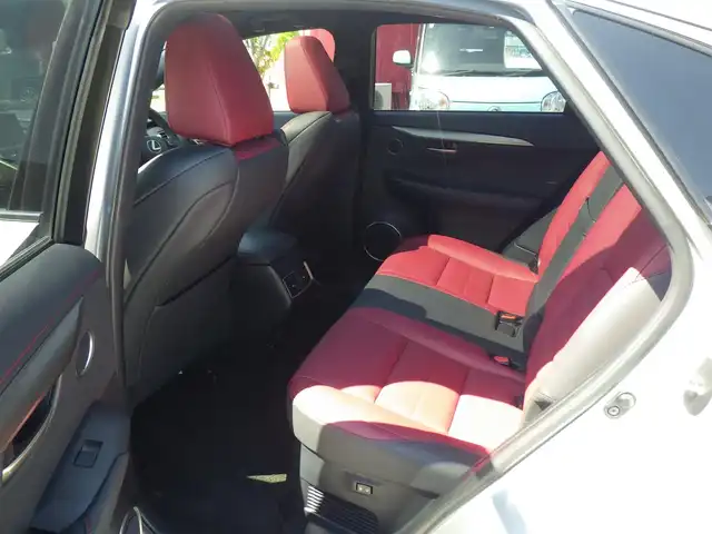 レクサス ＮＸ 200t Fスポーツ 千葉県 2014(平26)年 5.6万km プラチナムシルバーメタリック Lexus Safety System+/・プリクラッシュセーフティ/・レーンディパーチャーアラート/・オートハイビーム/・レーダークルーズコントロール/ガラスルーフ/パワーバックドア/レザーシート/前席パワーシート/エアシート/シートヒーター/純正SDナビ/地デジTV/【BD/DVD/CD再生機能　Bluetooth接続】/パノラミックビューモニター/ステアリングヒーター/ETC（2.0）/LEDヘッドライト/フォグライト/ウインカーミラー/クリアランスソナー/純正18インチアルミホイル/サイド/カーテンエアバッグ/スマートキー
