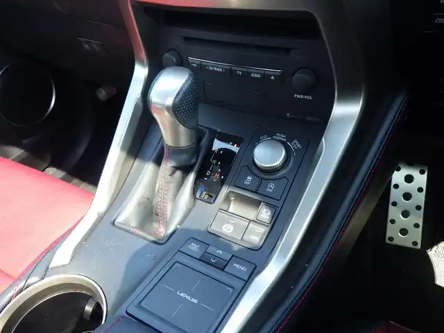 レクサス ＮＸ 200t Fスポーツ 千葉県 2014(平26)年 5.6万km プラチナムシルバーメタリック Lexus Safety System+/・プリクラッシュセーフティ/・レーンディパーチャーアラート/・オートハイビーム/・レーダークルーズコントロール/ガラスルーフ/パワーバックドア/レザーシート/前席パワーシート/エアシート/シートヒーター/純正SDナビ/地デジTV/【BD/DVD/CD再生機能　Bluetooth接続】/パノラミックビューモニター/ステアリングヒーター/ETC（2.0）/LEDヘッドライト/フォグライト/ウインカーミラー/クリアランスソナー/純正18インチアルミホイル/サイド/カーテンエアバッグ/スマートキー