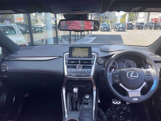 レクサス ＮＸ 200t Fスポーツ 千葉県 2014(平26)年 5.6万km プラチナムシルバーメタリック Lexus Safety System+/・プリクラッシュセーフティ/・レーンディパーチャーアラート/・オートハイビーム/・レーダークルーズコントロール/ガラスルーフ/パワーバックドア/レザーシート/前席パワーシート/エアシート/シートヒーター/純正SDナビ/地デジTV/【BD/DVD/CD再生機能　Bluetooth接続】/パノラミックビューモニター/ステアリングヒーター/ETC（2.0）/LEDヘッドライト/フォグライト/ウインカーミラー/クリアランスソナー/純正18インチアルミホイル/サイド/カーテンエアバッグ/スマートキー