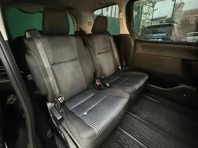 トヨタ ヴォクシー ZS 煌Ⅱ 千葉県 2016(平28)年 6万km ブラック 純正SDナビ/　(CD/DVD/SD/Bluetooth)/フルセグTV/バックカメラ/ALPINEフリップダウンモニター/前後ドライブレコーダー (DRV-MR480D)/ETC/ステアリングスイッチ/プリクラッシュセーフティ/レーンディパーチャーアラート/アイドリングストップ/プッシュエンジンスタート/スマートキー×2/両側パワースライドドア/リア席サイドサンシェード/オートライト/LEDヘッドライト/フォグランプ/ウィンカー付き電動格納ミラー/ドアバイザー/純正フロアマット/取扱説明書