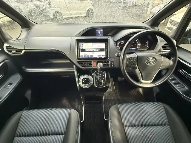 トヨタ ヴォクシー ZS 煌Ⅱ 千葉県 2016(平28)年 6万km ブラック 純正SDナビ/　(CD/DVD/SD/Bluetooth)/フルセグTV/バックカメラ/ALPINEフリップダウンモニター/前後ドライブレコーダー (DRV-MR480D)/ETC/ステアリングスイッチ/プリクラッシュセーフティ/レーンディパーチャーアラート/アイドリングストップ/プッシュエンジンスタート/スマートキー×2/両側パワースライドドア/リア席サイドサンシェード/オートライト/LEDヘッドライト/フォグランプ/ウィンカー付き電動格納ミラー/ドアバイザー/純正フロアマット/取扱説明書