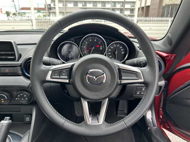 マツダ ロードスター 990S 滋賀県 2022(令4)年 1.5万km ソウルレッドクリスタルM ガソリン/2WD(FR)/6速MT/純正オーディオ/（AM/FM）/プリクラッシュブレーキアシスト	/ブラインド・スポット・モニタリング/ヒル・ローンチ・アシスト/ブレンボキャリパー/RAYS純正ホイール16インチ/ミラー一体型ドライブレコーダー/レーンキープアシスト/横滑り防止/リアコーナーセンサー/ステアリングスイッチ/オートライト/LEDヘッドライト/スマートキー/革巻きステアリング/パワーウィンドウ