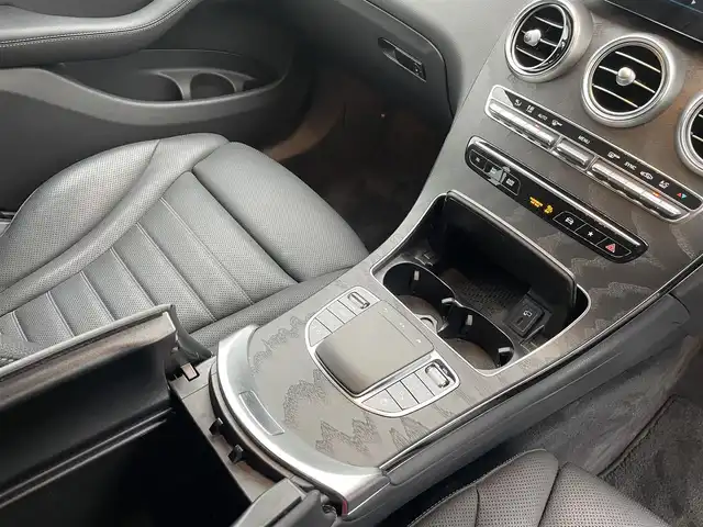 メルセデス・ベンツ Ｍ・ベンツ ＧＬＣ２２０ 東京都 2021(令3)年 2.6万km グレー 車体色　セレナイトグレーマグノ　297/ワンオーナー/マグノナイトエディション/12.3インチコックピットディスプレイ/純正ナビ/（フルセグ/BT/USB/FM/AM）/アダプティブクルーズコントロール/レンキープアシスト/ブラインドスポットモニター/全方位カメラ/パドルシフト/レザーシート/シートヒーター（D/N）/エアーシート（D/N）/パワーシート（D/N）/パワーバックドア/スマートキー×２/ETC2.0/純正２０インチアルミ