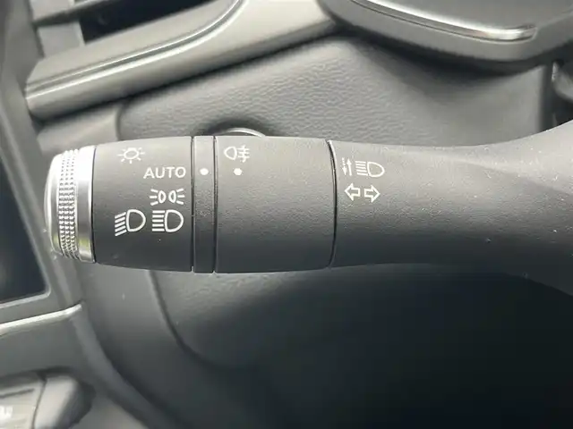 ルノー ルノー キャプチャー インテンス テックパック 静岡県 2022(令4)年 0.6万km パールⅡ レザーシート/ブラインドスポットアシスト/純正ディスプレイオーディオ/(Bluetooth/CarPlay)/衝突被害軽減システム/360°カメラ/アダプティブクルーズコントロール/レーンキープアシスト/パーキングアシスト/パワーシート /シートヒーター /スマートキー/ETC/ドライブレコーダー/フロアマット/純正18インチアルミホイール