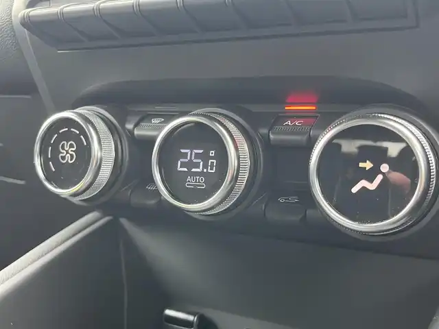 ルノー ルノー キャプチャー インテンス テックパック 静岡県 2022(令4)年 0.6万km パールⅡ レザーシート/ブラインドスポットアシスト/純正ディスプレイオーディオ/(Bluetooth/CarPlay)/衝突被害軽減システム/360°カメラ/アダプティブクルーズコントロール/レーンキープアシスト/パーキングアシスト/パワーシート /シートヒーター /スマートキー/ETC/ドライブレコーダー/フロアマット/純正18インチアルミホイール
