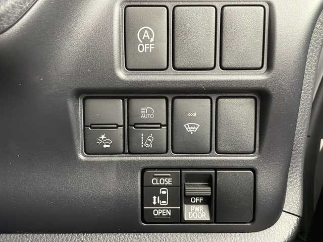 トヨタ ノア X 道央・札幌 2020(令2)年 1.3万km シルバーM ・４WD  / 寒冷地仕様/・トヨタセーフティセンス/・プリクラッシュセーフティ/・純正ナビ（NSCN-W68）/・Bluetooth/CD/SD/フルセグTV/・バックカメラ/・片側パワースライドドア/・LEDヘッドライト/オートライト/・オートマチックハイビーム/・クルーズコントロール/・レーンキープアシスト/・横滑り防止装置/・盗難防止装置/・ETC/・アイドリングストップ
