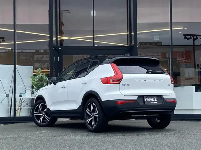 ボルボ ＸＣ４０ B4 AWD Rデザイン 福岡県 2021(令3)年 1.8万km クリスタルホワイトP ・1オーナー/・アダプティブクルーズコントロール/・純正HDDナビ/USB/Bluetooth/・全方位カメラ/・ハーフレザーシート/シートヒーター/・社外前後ドライブレコーダー/・フルセグ/・社外ETC/・純正19AW/・プッシュスタート/・パーキングアシスト/・アイドリングストップ/・スマートキー/・フルフラットシート/・電動リアゲート/・パワーシート/・レーンキープアシスト/・オートライト/・LEDライト/・ワイヤレス充電/・保証書/・取扱説明書
