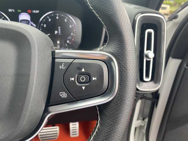 ボルボ ＸＣ４０ B4 AWD Rデザイン 福岡県 2021(令3)年 1.8万km クリスタルホワイトP ・1オーナー/・アダプティブクルーズコントロール/・純正HDDナビ/USB/Bluetooth/・全方位カメラ/・ハーフレザーシート/シートヒーター/・社外前後ドライブレコーダー/・フルセグ/・社外ETC/・純正19AW/・プッシュスタート/・パーキングアシスト/・アイドリングストップ/・スマートキー/・フルフラットシート/・電動リアゲート/・パワーシート/・レーンキープアシスト/・オートライト/・LEDライト/・ワイヤレス充電/・保証書/・取扱説明書