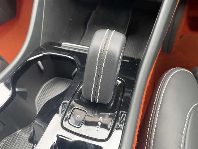ボルボ ＸＣ４０ B4 AWD Rデザイン 福岡県 2021(令3)年 1.8万km クリスタルホワイトP ・1オーナー/・アダプティブクルーズコントロール/・純正HDDナビ/USB/Bluetooth/・全方位カメラ/・ハーフレザーシート/シートヒーター/・社外前後ドライブレコーダー/・フルセグ/・社外ETC/・純正19AW/・プッシュスタート/・パーキングアシスト/・アイドリングストップ/・スマートキー/・フルフラットシート/・電動リアゲート/・パワーシート/・レーンキープアシスト/・オートライト/・LEDライト/・ワイヤレス充電/・保証書/・取扱説明書