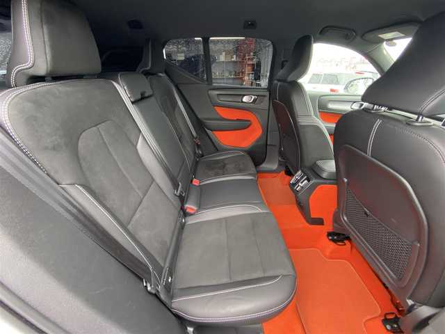 ボルボ ＸＣ４０ B4 AWD Rデザイン 福岡県 2021(令3)年 1.8万km クリスタルホワイトP ・1オーナー/・アダプティブクルーズコントロール/・純正HDDナビ/USB/Bluetooth/・全方位カメラ/・ハーフレザーシート/シートヒーター/・社外前後ドライブレコーダー/・フルセグ/・社外ETC/・純正19AW/・プッシュスタート/・パーキングアシスト/・アイドリングストップ/・スマートキー/・フルフラットシート/・電動リアゲート/・パワーシート/・レーンキープアシスト/・オートライト/・LEDライト/・ワイヤレス充電/・保証書/・取扱説明書