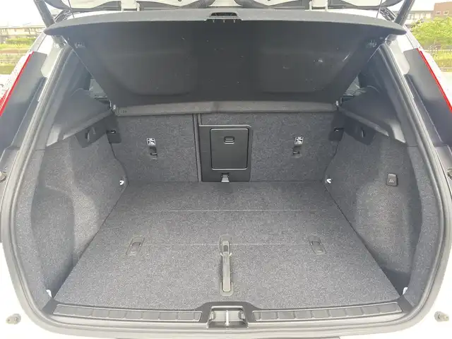 ボルボ ＸＣ４０ B4 AWD Rデザイン 福岡県 2021(令3)年 1.8万km クリスタルホワイトP ・1オーナー/・アダプティブクルーズコントロール/・純正HDDナビ/USB/Bluetooth/・全方位カメラ/・ハーフレザーシート/シートヒーター/・社外前後ドライブレコーダー/・フルセグ/・社外ETC/・純正19AW/・プッシュスタート/・パーキングアシスト/・アイドリングストップ/・スマートキー/・フルフラットシート/・電動リアゲート/・パワーシート/・レーンキープアシスト/・オートライト/・LEDライト/・ワイヤレス充電/・保証書/・取扱説明書