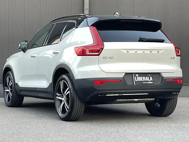 ボルボ ＸＣ４０ B4 AWD Rデザイン 香川県 2021(令3)年 1.8万km クリスタルホワイトP ・ワンオーナー/・アダプティブクルーズコントロール/・純正ナビ/USB/Bluetooth/CarPlay/・harman/kardon/・BLIS/・衝突軽減/・バックドアフットオープン/・全方位カメラ/・ハーフレザーシート/シートヒーター/・社外前後ドライブレコーダー/・地デジ/・ETC/・純正19AW/・プッシュスタート/・パーキングアシスト/・アイドリングストップ/・スマートキー/・フルフラットシート/・電動リアゲート/・パワーシート/・レーンキープアシスト/・オートライト/・LEDライト/・ワイヤレス充電/・保証書/・取扱説明書