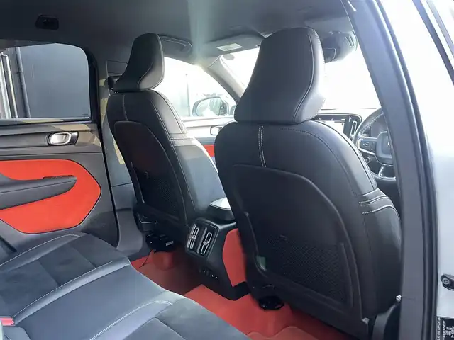 ボルボ ＸＣ４０ B4 AWD Rデザイン 香川県 2021(令3)年 1.8万km クリスタルホワイトP ・ワンオーナー/・アダプティブクルーズコントロール/・純正ナビ/USB/Bluetooth/CarPlay/・harman/kardon/・BLIS/・衝突軽減/・バックドアフットオープン/・全方位カメラ/・ハーフレザーシート/シートヒーター/・社外前後ドライブレコーダー/・地デジ/・ETC/・純正19AW/・プッシュスタート/・パーキングアシスト/・アイドリングストップ/・スマートキー/・フルフラットシート/・電動リアゲート/・パワーシート/・レーンキープアシスト/・オートライト/・LEDライト/・ワイヤレス充電/・保証書/・取扱説明書