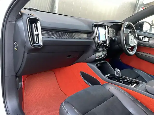 ボルボ ＸＣ４０ B4 AWD Rデザイン 香川県 2021(令3)年 1.8万km クリスタルホワイトP ・ワンオーナー/・アダプティブクルーズコントロール/・純正ナビ/USB/Bluetooth/CarPlay/・harman/kardon/・BLIS/・衝突軽減/・バックドアフットオープン/・全方位カメラ/・ハーフレザーシート/シートヒーター/・社外前後ドライブレコーダー/・地デジ/・ETC/・純正19AW/・プッシュスタート/・パーキングアシスト/・アイドリングストップ/・スマートキー/・フルフラットシート/・電動リアゲート/・パワーシート/・レーンキープアシスト/・オートライト/・LEDライト/・ワイヤレス充電/・保証書/・取扱説明書