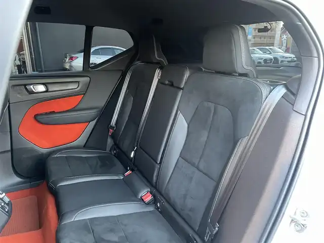 ボルボ ＸＣ４０ B4 AWD Rデザイン 香川県 2021(令3)年 1.8万km クリスタルホワイトP ・ワンオーナー/・アダプティブクルーズコントロール/・純正ナビ/USB/Bluetooth/CarPlay/・harman/kardon/・BLIS/・衝突軽減/・バックドアフットオープン/・全方位カメラ/・ハーフレザーシート/シートヒーター/・社外前後ドライブレコーダー/・地デジ/・ETC/・純正19AW/・プッシュスタート/・パーキングアシスト/・アイドリングストップ/・スマートキー/・フルフラットシート/・電動リアゲート/・パワーシート/・レーンキープアシスト/・オートライト/・LEDライト/・ワイヤレス充電/・保証書/・取扱説明書