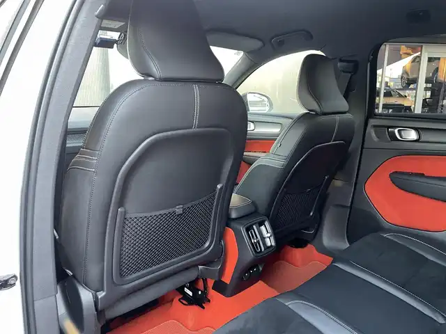 ボルボ ＸＣ４０ B4 AWD Rデザイン 香川県 2021(令3)年 1.8万km クリスタルホワイトP ・ワンオーナー/・アダプティブクルーズコントロール/・純正ナビ/USB/Bluetooth/CarPlay/・harman/kardon/・BLIS/・衝突軽減/・バックドアフットオープン/・全方位カメラ/・ハーフレザーシート/シートヒーター/・社外前後ドライブレコーダー/・地デジ/・ETC/・純正19AW/・プッシュスタート/・パーキングアシスト/・アイドリングストップ/・スマートキー/・フルフラットシート/・電動リアゲート/・パワーシート/・レーンキープアシスト/・オートライト/・LEDライト/・ワイヤレス充電/・保証書/・取扱説明書