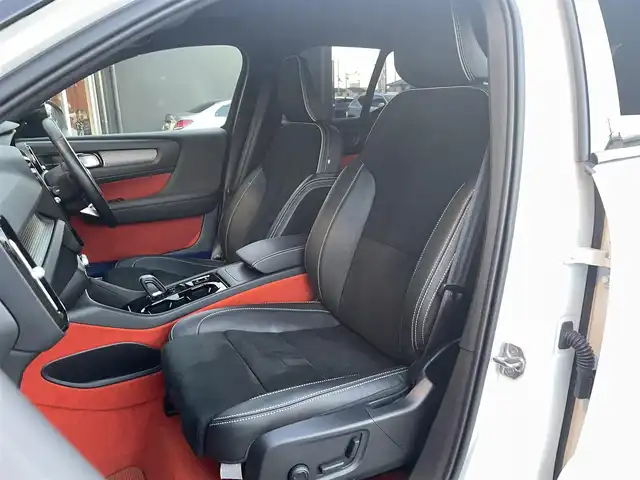 ボルボ ＸＣ４０ B4 AWD Rデザイン 香川県 2021(令3)年 1.8万km クリスタルホワイトP ・ワンオーナー/・アダプティブクルーズコントロール/・純正ナビ/USB/Bluetooth/CarPlay/・harman/kardon/・BLIS/・衝突軽減/・バックドアフットオープン/・全方位カメラ/・ハーフレザーシート/シートヒーター/・社外前後ドライブレコーダー/・地デジ/・ETC/・純正19AW/・プッシュスタート/・パーキングアシスト/・アイドリングストップ/・スマートキー/・フルフラットシート/・電動リアゲート/・パワーシート/・レーンキープアシスト/・オートライト/・LEDライト/・ワイヤレス充電/・保証書/・取扱説明書