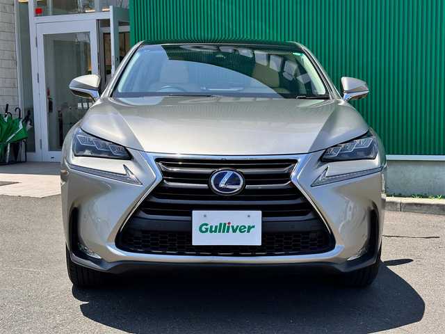 レクサス ＮＸ 300h Iパッケージ 宮城県 2015(平27)年 8.5万km ソニックチタニウム パノラマルーフ/プリクラッシュセーフティシステムセット/・ミリ波レーダー式プリクラッシュセーフティシステム/・レーダークルーズコントロール/レーンディパーチャーアラートセット/・ステアリング制御付レーンディパーチャーアラート/・オートマチックハイビーム/ソナーセット/・クリアランスソナー/・バックソナー/＝＝＝/純正ナビ/・CD/DVD/・Bluetooth/・フルセグTV/サイドカメラ/バックカメラ/ビルトインETC/ドライブレコーダー/L_texシート（合皮）/シートヒーター/パワーシート（運転席メモリー機能付）/革巻きステアリング/ステアリングヒーター/パドルシフト/ステアリングスイッチ/電動パーキングブレーキ/ブレーキホールド/角型3眼LEDヘッドランプ/フォグランプ/オートライト/スマートキー＆プッシュスタート/電動格納ミラー/純正17インチAW/純正フロアマット/トノカバー/W/サイド/カーテンエアバッグ