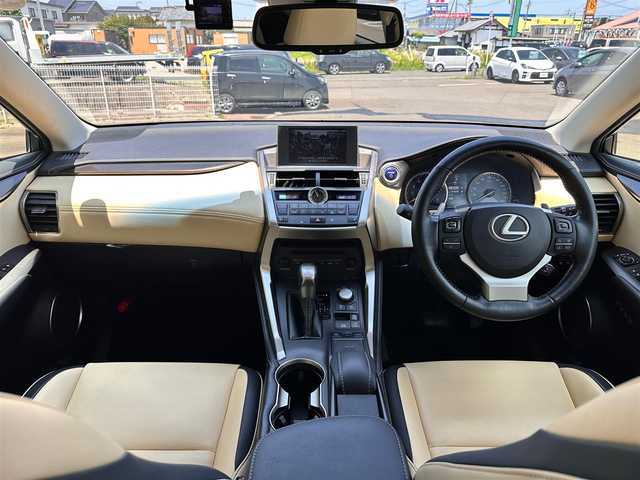 レクサス ＮＸ 300h Iパッケージ 宮城県 2015(平27)年 8.5万km ソニックチタニウム パノラマルーフ/プリクラッシュセーフティシステムセット/・ミリ波レーダー式プリクラッシュセーフティシステム/・レーダークルーズコントロール/レーンディパーチャーアラートセット/・ステアリング制御付レーンディパーチャーアラート/・オートマチックハイビーム/ソナーセット/・クリアランスソナー/・バックソナー/＝＝＝/純正ナビ/・CD/DVD/・Bluetooth/・フルセグTV/サイドカメラ/バックカメラ/ビルトインETC/ドライブレコーダー/L_texシート（合皮）/シートヒーター/パワーシート（運転席メモリー機能付）/革巻きステアリング/ステアリングヒーター/パドルシフト/ステアリングスイッチ/電動パーキングブレーキ/ブレーキホールド/角型3眼LEDヘッドランプ/フォグランプ/オートライト/スマートキー＆プッシュスタート/電動格納ミラー/純正17インチAW/純正フロアマット/トノカバー/W/サイド/カーテンエアバッグ