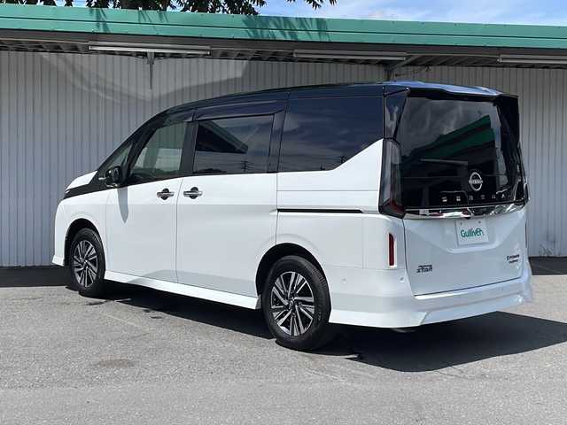 日産 セレナ e－4ORCE ハイウェイスターV 長野県 2025(令7)年 0.3万km パールⅡ ４WD/純正メーカーナビフルセグTV/フリップダウンモニター/両側パワースライドドア/３６０度セーフティアシスト/プロパイロットパーキング/インテリジェントアラウンドビューモニター/インテリジェントルームミラー/ETC２.０/ステアリングヒーター/保証書・取説/スペアキー