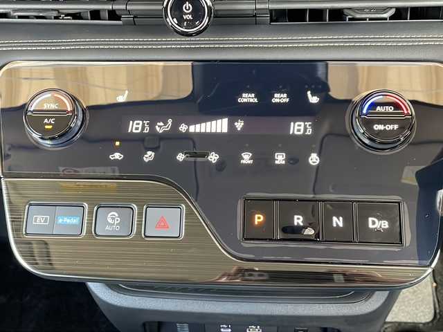 日産 セレナ e－4ORCE ハイウェイスターV 長野県 2025(令7)年 0.3万km パールⅡ ４WD/純正メーカーナビフルセグTV/フリップダウンモニター/両側パワースライドドア/３６０度セーフティアシスト/プロパイロットパーキング/インテリジェントアラウンドビューモニター/インテリジェントルームミラー/ETC２.０/ステアリングヒーター/保証書・取説/スペアキー