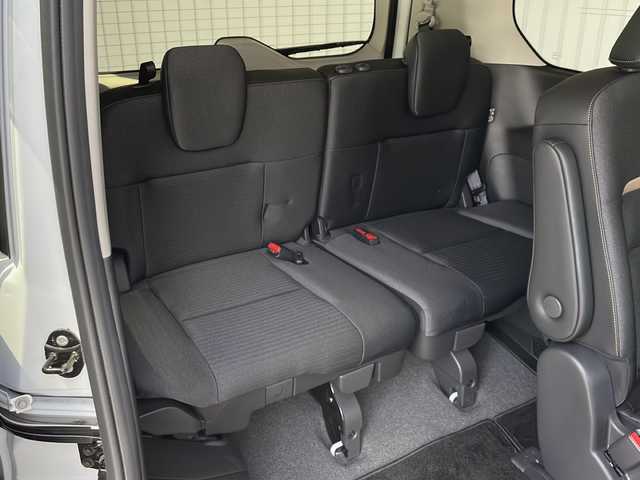 日産 セレナ e－4ORCE ハイウェイスターV 長野県 2025(令7)年 0.3万km パールⅡ ４WD/純正メーカーナビフルセグTV/フリップダウンモニター/両側パワースライドドア/３６０度セーフティアシスト/プロパイロットパーキング/インテリジェントアラウンドビューモニター/インテリジェントルームミラー/ETC２.０/ステアリングヒーター/保証書・取説/スペアキー