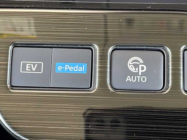 日産 セレナ e－4ORCE ハイウェイスターV 長野県 2025(令7)年 0.3万km パールⅡ ４WD/純正メーカーナビフルセグTV/フリップダウンモニター/両側パワースライドドア/３６０度セーフティアシスト/プロパイロットパーキング/インテリジェントアラウンドビューモニター/インテリジェントルームミラー/ETC２.０/ステアリングヒーター/保証書・取説/スペアキー