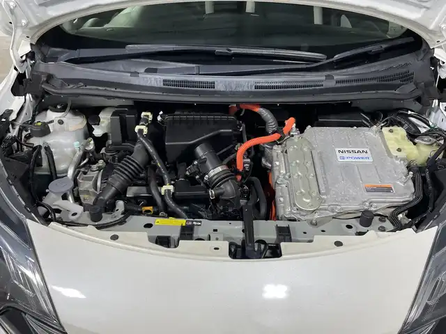 日産 ノート e－パワー X 神奈川県 2016(平28)年 2.8万km ブリリアントホワイトパール エマージェンシーブレーキ/レーンキープアシスト/純正ナビ/・BT/フルセグTV/SD/AUX/CD/DVD/アラウンドビューモニター/インテリジェントルームミラー/インテリジェントキー/スペアキー/プッシュスタートボタン/ECO/SPORTモード/ETC/ドライブレコーダー/ヘッドライトレベライザー/LEDヘッドライト/フォグランプ/ステアリングスイッチ/クリアランスソナー/電動格納ミラー/ウィンカーミラー/シートリフター/Autoライト/アルミペダル/社外15インチアルミホイール/エアロ(F/S/RU)/社外アルミホイール付きタイヤ4本積み込み有り/社外マフラー/社外アンテナ/純正フロアマット/純正ドアバイザー/純正ホイールキャップ