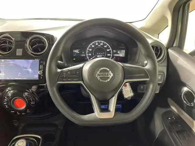 日産 ノート e－パワー X 神奈川県 2016(平28)年 2.8万km ブリリアントホワイトパール エマージェンシーブレーキ/レーンキープアシスト/純正ナビ/・BT/フルセグTV/SD/AUX/CD/DVD/アラウンドビューモニター/インテリジェントルームミラー/インテリジェントキー/スペアキー/プッシュスタートボタン/ECO/SPORTモード/ETC/ドライブレコーダー/ヘッドライトレベライザー/LEDヘッドライト/フォグランプ/ステアリングスイッチ/クリアランスソナー/電動格納ミラー/ウィンカーミラー/シートリフター/Autoライト/アルミペダル/社外15インチアルミホイール/エアロ(F/S/RU)/社外アルミホイール付きタイヤ4本積み込み有り/社外マフラー/社外アンテナ/純正フロアマット/純正ドアバイザー/純正ホイールキャップ