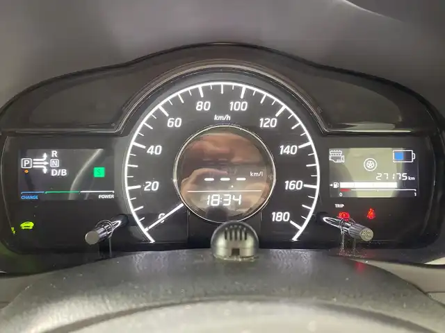 日産 ノート e－パワー X 神奈川県 2016(平28)年 2.8万km ブリリアントホワイトパール エマージェンシーブレーキ/レーンキープアシスト/純正ナビ/・BT/フルセグTV/SD/AUX/CD/DVD/アラウンドビューモニター/インテリジェントルームミラー/インテリジェントキー/スペアキー/プッシュスタートボタン/ECO/SPORTモード/ETC/ドライブレコーダー/ヘッドライトレベライザー/LEDヘッドライト/フォグランプ/ステアリングスイッチ/クリアランスソナー/電動格納ミラー/ウィンカーミラー/シートリフター/Autoライト/アルミペダル/社外15インチアルミホイール/エアロ(F/S/RU)/社外アルミホイール付きタイヤ4本積み込み有り/社外マフラー/社外アンテナ/純正フロアマット/純正ドアバイザー/純正ホイールキャップ