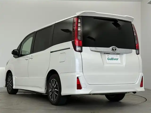トヨタ ノア Si 愛知県 2014(平26)年 7.7万km ホワイトパールクリスタルシャイン 純正9インチナビ/　　CD/DVD/BT/フルセグ/バックカメラ/ビルトインETC/革巻きステアリング/ステアリングリモコン/アイドリングストップ/後席フリップダウンモニター/キャプテンシート/両側パワースライドドア/純正LEDヘッドライト/フォグランプ/純正16インチアルミホイール/取扱説明書/保証書