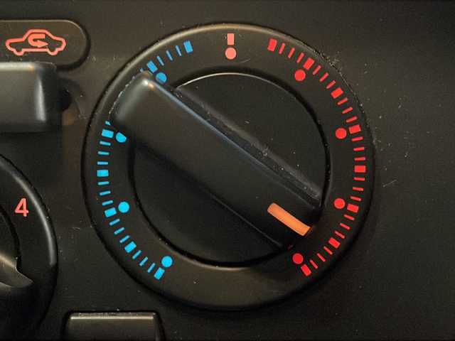 日産 ジューク 15RS 島根県 2015(平27)年 8.5万km サンライトイエロー 社外7インチメモリナビゲーション(AVIC-RZ03)/フルセグ CD DVD SD ラジオ/ETC/アイドリングストップ/電動格納ミラー/シートリフター/ヘッドライトレベライザー